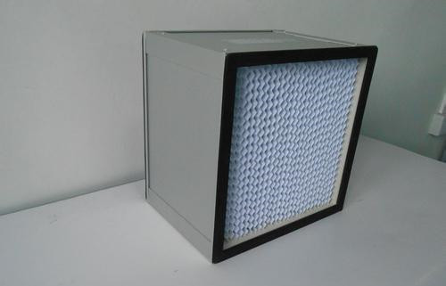 新款ULPA高效過濾器的濾芯用超細玻璃纖維濾料經打膠折疊而成，外框可選用夾層木板、鍍鋅銅板、不銹鋼板及鋁合金板，通過聚氨酯膠緊密粘接，具有質量輕、透氣量大，集塵率高達99.95-99.999%，且耐堿，耐高溫。ULPA過濾器用于電子廠、半導體、精密機械、制藥、醫院、食品等行業中對潔凈度要求交高的民用或工業潔凈廠所的末端過濾，下面由北方濾器為大家講解新款ULPA(超高效)過濾器的特點及參數